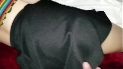 Kakak perempuan sekolah dara yang sedang tidur mendapat pantatnya yang ketat dengan jarinya